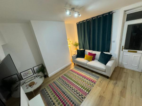Levenshulme House - 2 Bedroom - Sleeps 6 - Free Parking & WiFi
